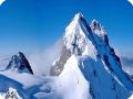 Эльбрус - высочайшая вершина России. Западная вершина имеет высоту 5642 м, а Восточная - 5621 м.